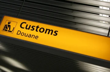 Bilingual customs sign at an airport